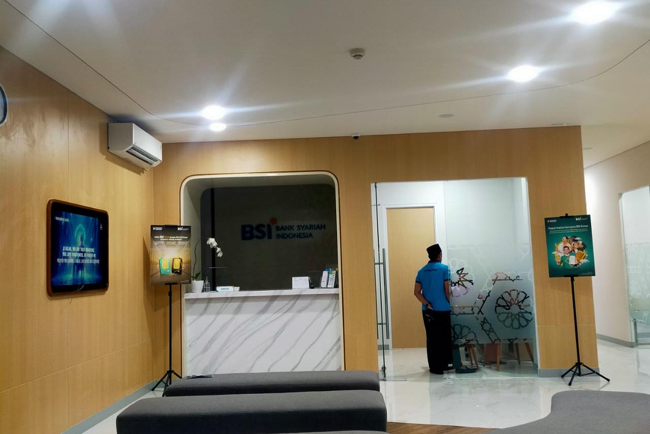 Area resepsionis kantor Bank Syariah Indonesia dengan panel kayu dan counter marmer