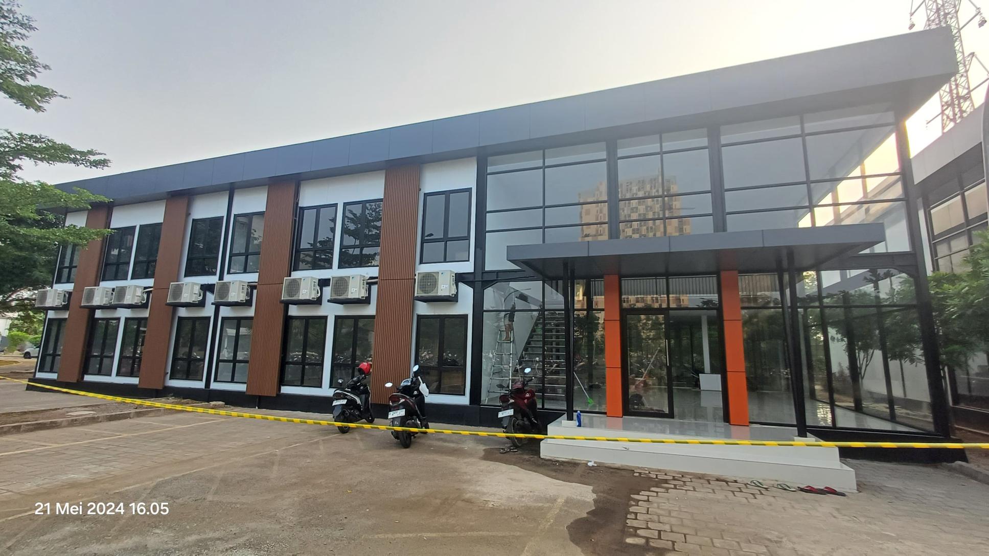 Fasad gedung kelas modular Universitas Esa Unggul